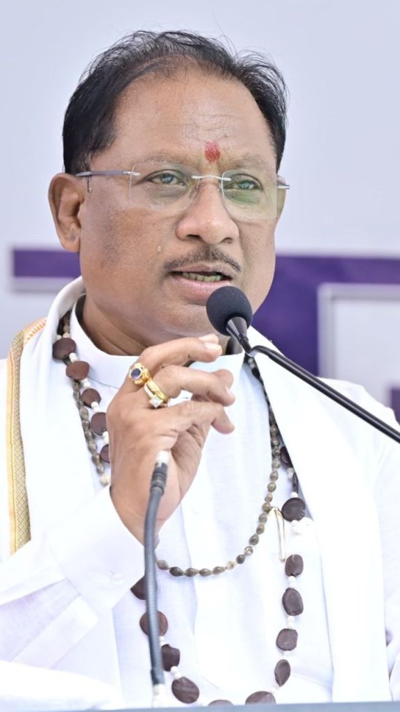 CM को अचानक देख गदगद हुए लोग, पारंपरिक नृत्य करके खुशी का किया इजहार