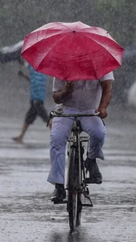 Weather Forecast: अगले 3 घंटे में कई इलाकों में होगी बारिश, मौसम विभाग ने जताई संभावना
