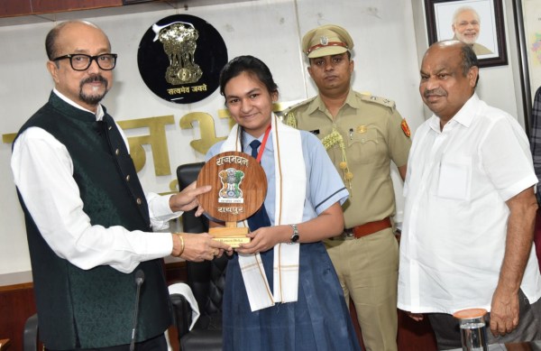 CG News: राज्यपाल ने मेधावी विद्यार्थियों का किया सम्मान, पांच-पांच हजार रूपये प्रोत्साहन राशि दी, देखें 
