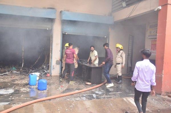 Raipur News:एलईडी लाइट गोदाम में लगी भीषण आग, बना धुंए का गुबार, देखें 
