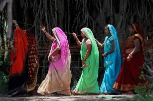 Vat Savitri 2025: वट सावित्री पूजन के लिए सजा बाजार, बरगद के नीचे आज सुहागिनों का मेला, देखें