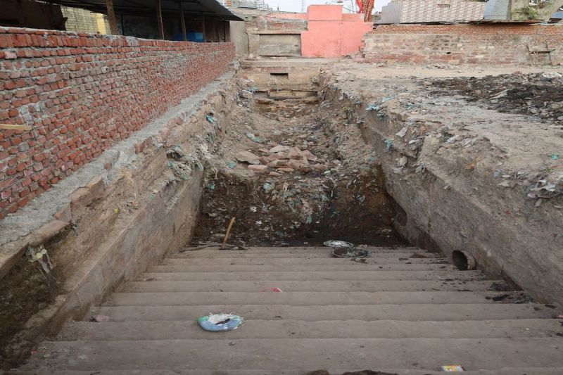 विरासत की अनदेखी...कहीं दबी तो कहीं तंग गलियों में गुम एतिहासिक बावड़ी विरासत की अनदेखी...कहीं दबी तो कहीं तंग गलियों में गुम एतिहासिक बावड़ी