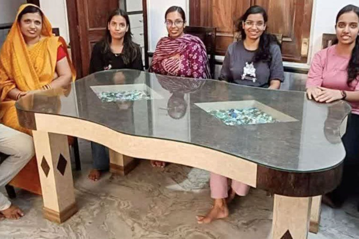 Rajasthan Inspirational Story: राजस्थान में एक परिवार की चार बेटियां बनी डॉक्टर,
मां बोलीं- बेटियों से घर के कामों में हाथ नहीं बंटवाया