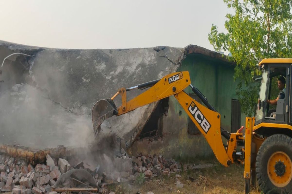पांच करोड़ की आठ बीघा जमीन पर चला बुलडोजर Bulldozer runs on eight bighas of land worth five crore