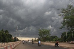 Weather Update: लखनऊ में बदलेगा मौसम का मिजाज, तेज हवाएं और हल्की बारिश से
मिलेगी गर्मी से राहत - image
