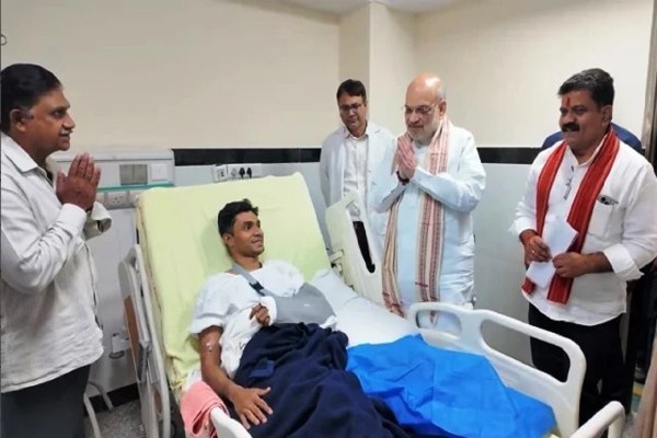 नक्सली मुठभेड़ में घायल जवानों से मिले अमित शाह, बोले - देश को अपने वीर जवानों गर्व है... देखें तस्वीरें