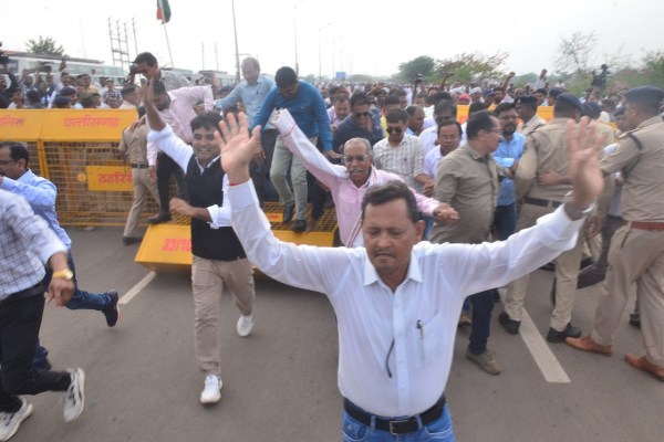 छत्तीसगढ़ में युक्तियुक्तकरण का विरोध... मंत्रालय घेरने निकले टीचर्स को पुलिस ने रोका, जमकर हुई नारेबाजी, देखें Photos