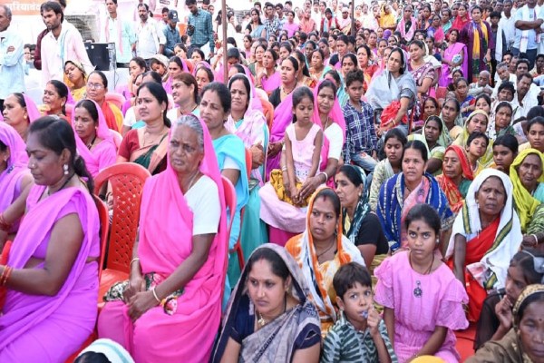 700 रुपए देकर CM साय ने खरीदा पर्रा, धुकना व सुपा…कमार बस्ती में बांस शिल्प को सराहा, देखें तस्वीरें