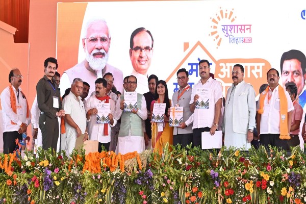 CG News: केंद्रीय मंत्री शिवराज सिंह, CM साय समेत अन्य मंत्रियों ने पीएम आवास के हितग्राहियों के पाँव पखारे, देखें तस्वीरें
