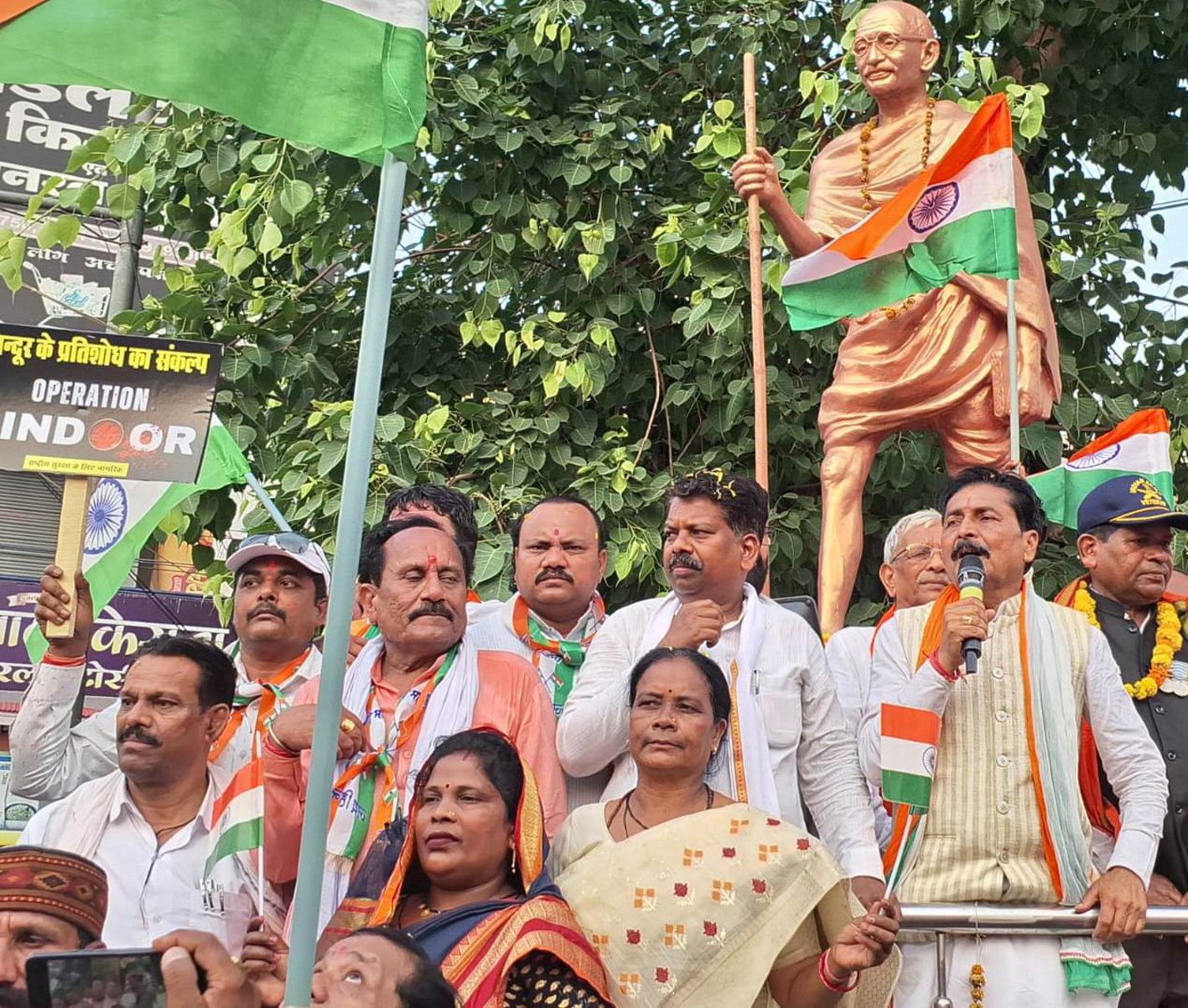 सैनिकों के साहस और पराक्रम का सम्मान करने निकाली तिरंगा रैली