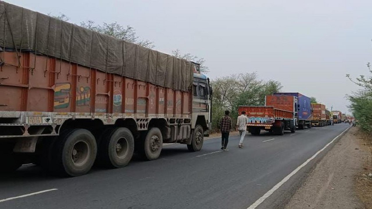 कंटेनर की टक्कर से बाइक सवार मजदूर की मौके पर मौत