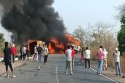 दमोह छतरपुर स्टेट हाइवे पर दो ट्रकों की आमने-सामने भिड़ंत के बाद लगी भीषण आग
