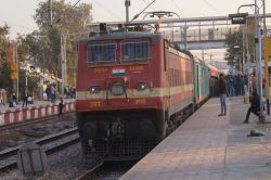 मां को बचाते समय पुत्र भी आया ट्रेन की चपेट में, दोनों की मौत - image