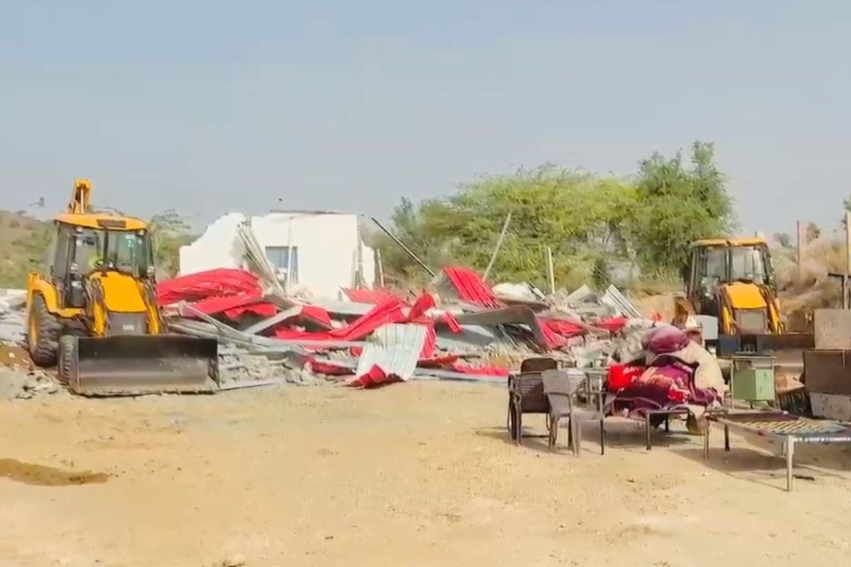 Rajasthan: ड्राइवर को जेसीबी से उल्टा लटका कर पीटने वाले हिस्ट्रीशीटर तेजपाल की
प्रॉपर्टी पर चला बुलडोजर, सरकारी जमीन पर किया था कब्जा