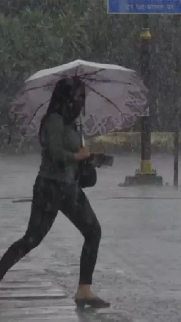 Weather Forecast: अगले 3 घंटे में कई इलाकों में होगी बारिश, मौसम विभाग ने जताई संभावना
