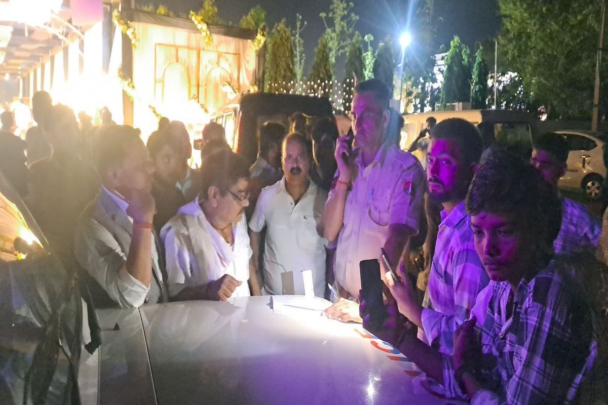 दूल्हे के पिता से बाइक सवार छीन ले गए लाखों के जेवरात