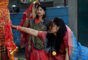 Vat Savitri 2025: वट सावित्री पूजन के लिए सजा बाजार, बरगद के नीचे आज सुहागिनों का मेला, देखें