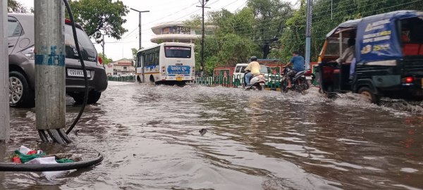 CG News: छत्तीसगढ़ में कहीं गिरे ओले, कहीं हुई बारिश, सड़को पर जमा हुआ पानी, देखें 
