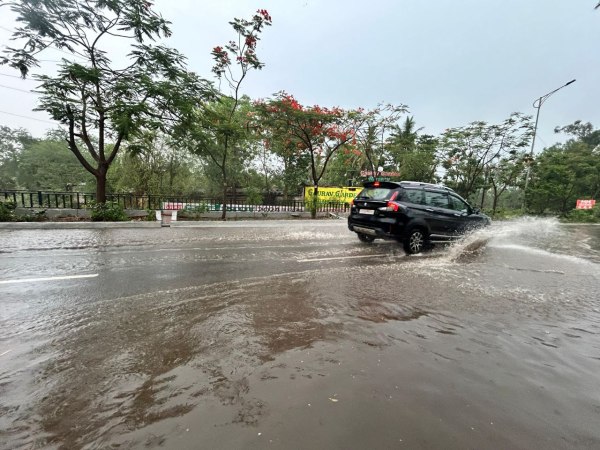 Raipur News: रायपुर में देर शाम तेज बारिश, सड़क पर भरा पानी, अंडरब्रिज बना स्विमिंग पूल, देखें