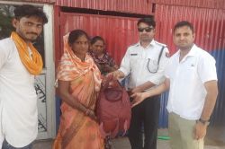 टैम्पो में छूटा लाखों रुपए नकदी रखा बैग, यातायात पुलिस ने तलाश कर लौटाया - image