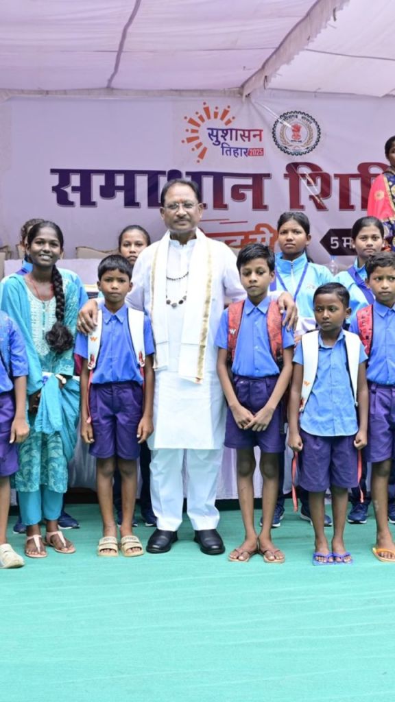 CM को अचानक देख गदगद हुए लोग, पारंपरिक नृत्य करके खुशी का किया इजहार