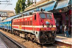 Railway News: 35 घंटे लेट ट्रेनें बनीं यात्रियों की मुसीबत: गर्मी, धूप और
अनिश्चितता से बेहाल मुसाफिर - image