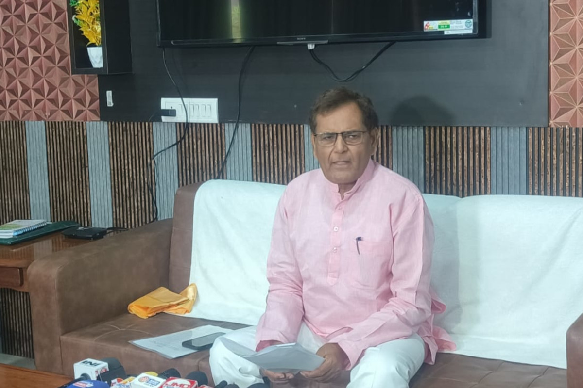 UP Politics: अखिलेश यादव पर दलित और पिछड़े वर्ग के महापुरुषों के अपमान का आरोप,
डॉ. निर्मल ने की सार्वजनिक माफी की मांग