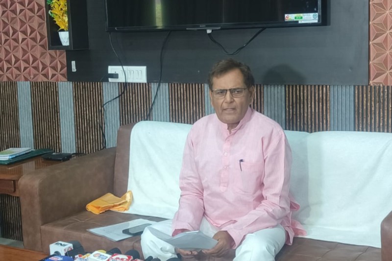 अखिलेश यादव पर दलित-पिछड़ा वर्ग विरोधी मानसिकता का आरोप, डॉ. अंबेडकर का चेहरा हटाने पर सियासी तूफान