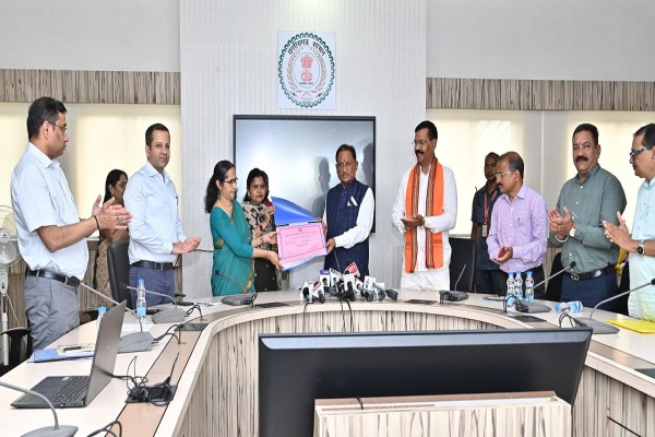 CG News: बैगा समुदाय की बिटिया ने 10वीं में किया टॉप, CM साय ने मुलाकात कर बढ़ाया हौसला, देखें तस्वीरें