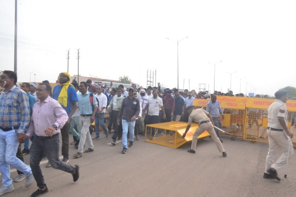 छत्तीसगढ़ में युक्तियुक्तकरण का विरोध... मंत्रालय घेरने निकले टीचर्स को पुलिस ने रोका, जमकर हुई नारेबाजी, देखें Photos