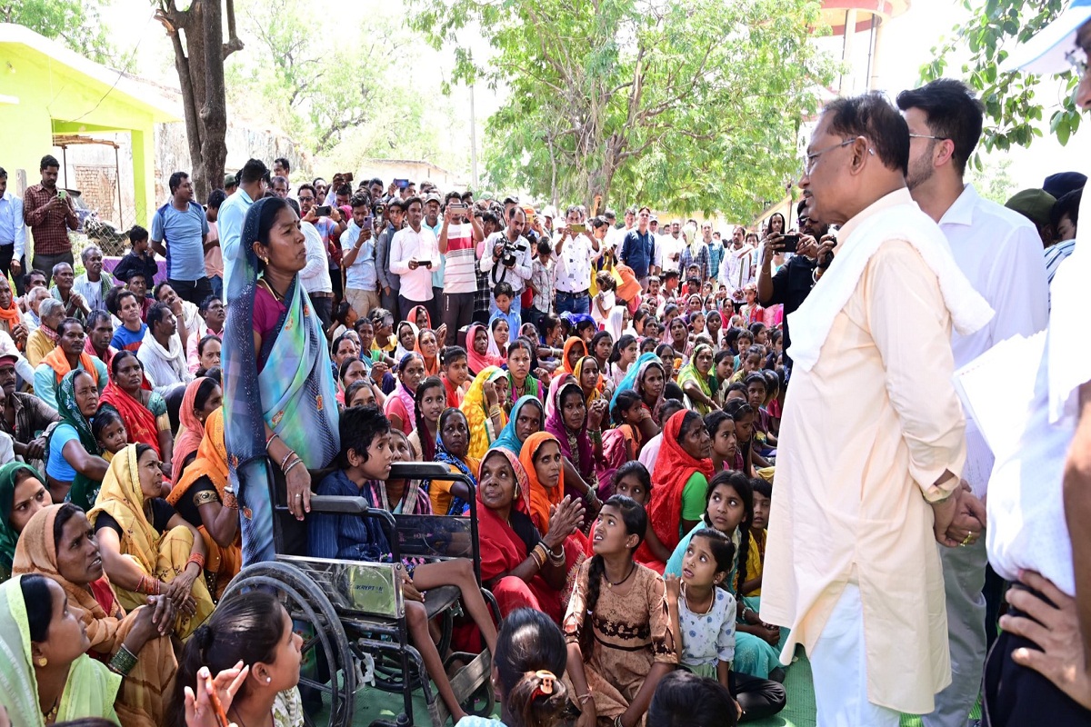 700 रुपए देकर CM साय ने खरीदा पर्रा, धुकना व सुपा…कमार बस्ती में बांस शिल्प को
सराहा, देखें तस्वीरें