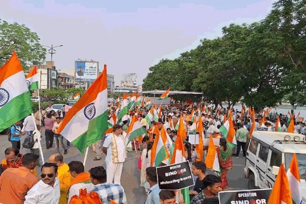 BJP ने निकाली तिरंगा यात्रा, CM साय बोले- आतंकियों ने माताओं-बहनों का सिंदूर उजाड़ा, हमारे सैनिकों ने आतंकियों के केंद्र को ही उजाड़ दिया