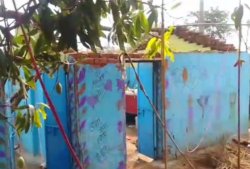 बंडा तेज हवा से घर का उड़ा छप्पर, दो बच्चे घर के बाहर गिरे - image