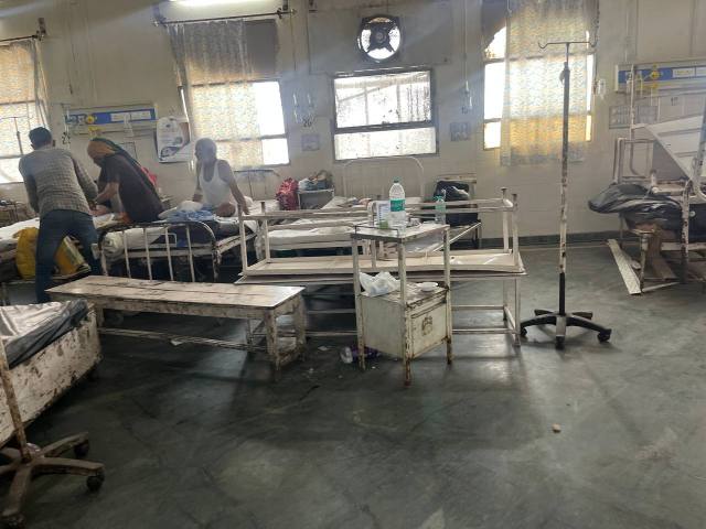 SMS अस्पताल में छत का हिस्सा गिरा