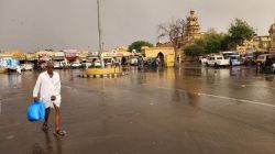 Weather Update: तवे-से तपते रेगिस्तान पर राहत की बारिश, ओले भी गिरे - image