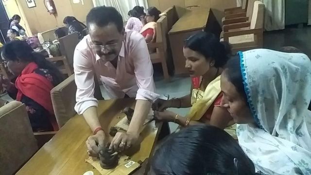  मिट्टी से गणेश प्रतिमा बनाना सिखाया