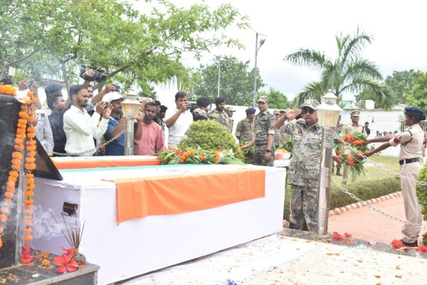 नक्सल मुठभेड़ में शहीद हुए वीर जवानों को दी गई श्रद्धांजलि, देखें Photo..
