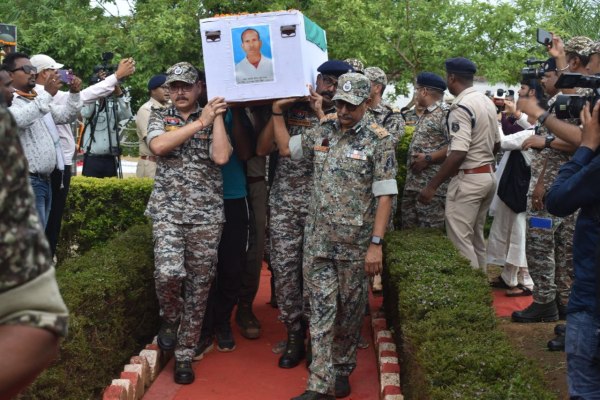नक्सल मुठभेड़ में शहीद हुए वीर जवानों को दी गई श्रद्धांजलि, देखें Photo..