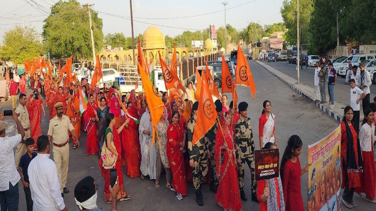 देशभक्ति के नारों से गूंजा सरहदी शहर: जगह-जगह पुष्पवर्षा से ऑपरेशन सिन्दूर महिला
शौर्य यात्रा का स्वागत - image