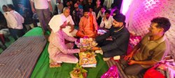 दूल्हे ने दहेज के 10 लाख रुपए लौटाकर लिया सिर्फ 101 रुपए का शगुन, तो पंडितजी ने
भी ली एक रुपए की दक्षिणा - image