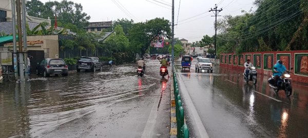 CG News: छत्तीसगढ़ में कहीं गिरे ओले, कहीं हुई बारिश, सड़को पर जमा हुआ पानी, देखें 
