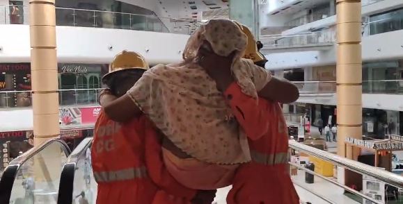 Mock Drill in CG: सायरन बजाकर किया गया अलर्ट, नागरिकों को बचने और बचाने की दी जा रही ट्रेनिंग, देखें 
