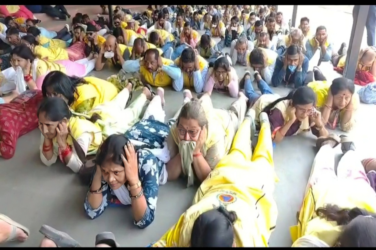 लखनऊ में सायरन बजते ही ज़मीन पर लेट गए लोग, मॉक ड्रिल में जवानों ने किया बचाव