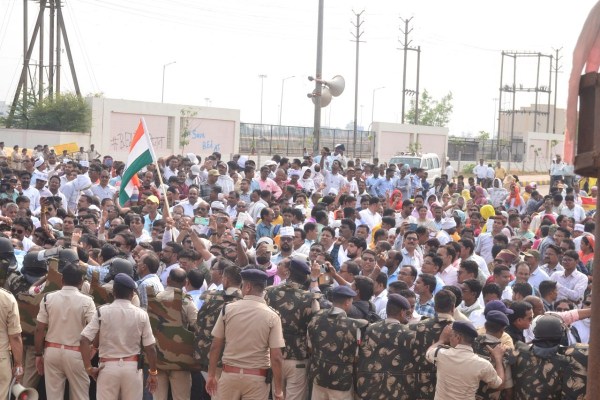 छत्तीसगढ़ में युक्तियुक्तकरण का विरोध... मंत्रालय घेरने निकले टीचर्स को पुलिस ने रोका, जमकर हुई नारेबाजी, देखें Photos