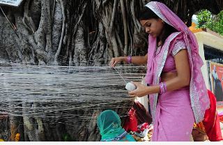 Vat Savitri 2025: वट सावित्री पूजन के लिए सजा बाजार, बरगद के नीचे आज सुहागिनों का मेला, देखें