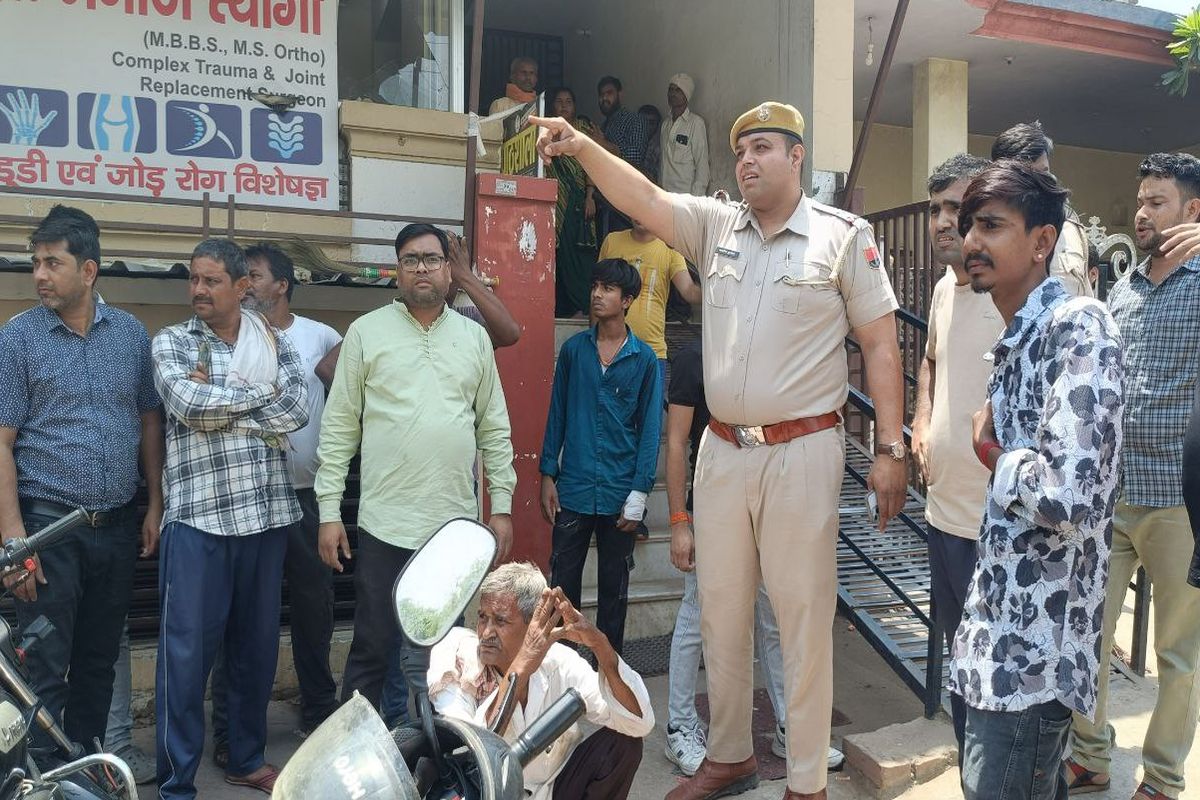 बालक की मौत से गुस्साएं परिजनों ने की तोडफ़ोड़, हंगामा Angry family members vandalised and created ruckus due to the death of the child