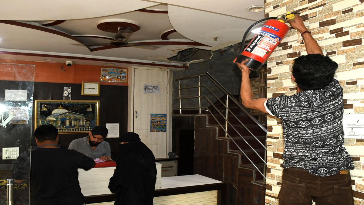 विद्युत पैनल के शॉर्ट सर्किट से लगी थी आग, होटल मालिक जिम्मेदार