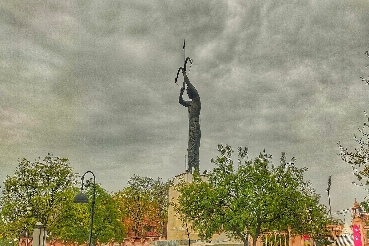Rajasthan Weather : गुलाबी नगर में तापमान लुढ़कने से मौसम हुआ गुलाबी, गर्मी के
तेवर नरम