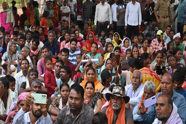 CG News: तेज हवाओं के बीच इस गांव में अचानक उतरा CM साय का हेलिकॉप्टर, देखकर उमड़ी लोगों की भीड़, किया संवाद