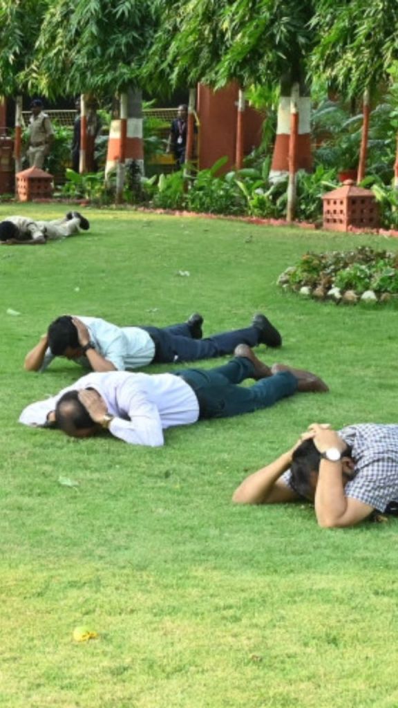 Mock Drill: राजभवन में हुआ मॉकड्रिल का आयोजन, हमले से बचने अधिकारियों-कर्मचारियों को दी जानकारी
